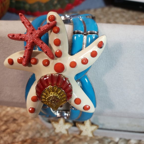 Starfish Stretch Bracelet & Earrings - Picture 2 of 7